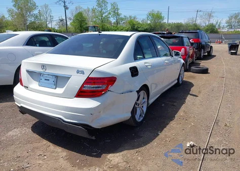 2012 Mercedes-Benz C 250 Luxury/Sport z USA, uszkodzony, nr VIN WDDGF4HB5CR210402